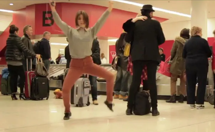 ¿Que hacer mientras esperas las maletas en el aeropuerto? Angela Trimbur