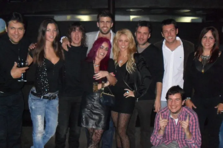Foto de Pique y Shakira bien juntos pero en compañia.
