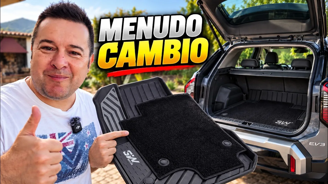 Lisard muestra unas alfombrillas 3W junto al maletero del Kia EV3