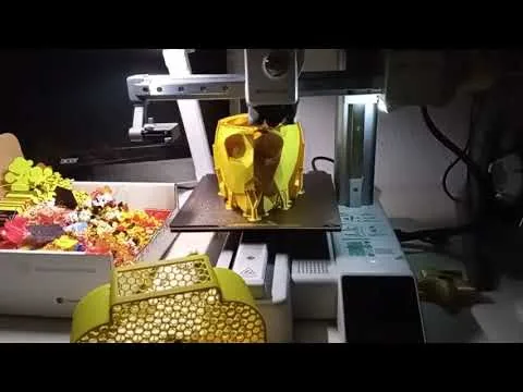 Cabeza dorada de C-3PO sobre la plataforma de impresión
