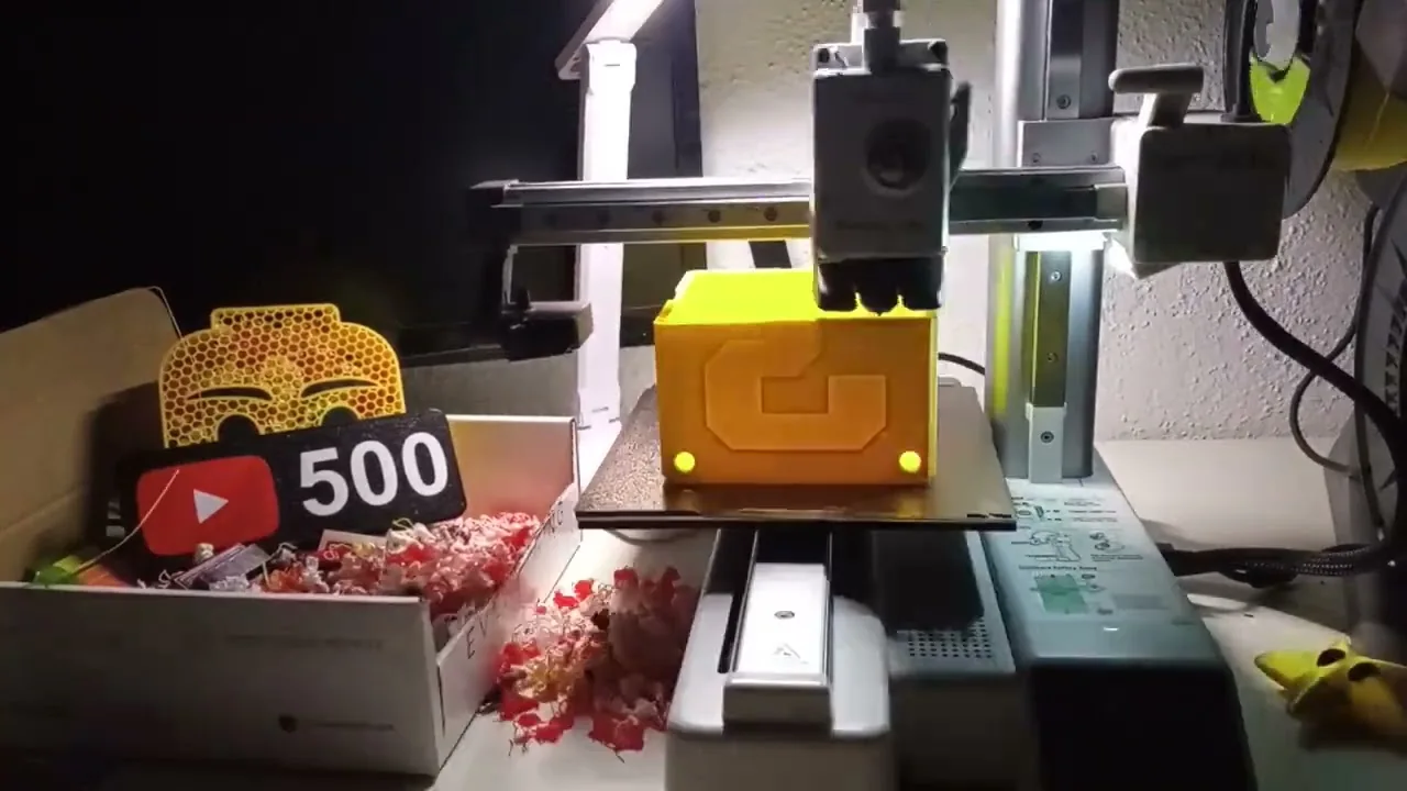 Caja amarilla inspirada en Mario Bros sobre la impresora