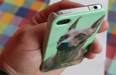 Carcasa personalizada de iPhone con la fotografía de un pinscher