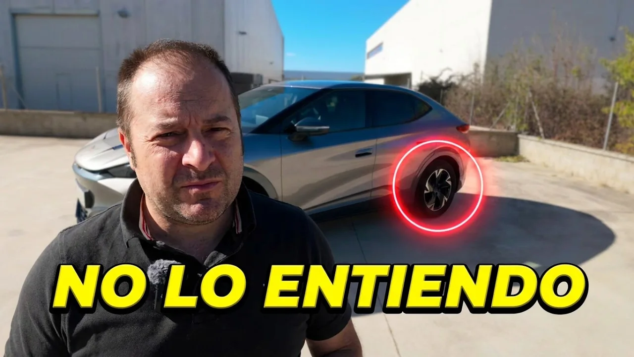 Lisard junto al Cupra Tavascan en la portada del repaso de diseño