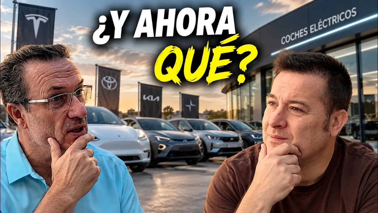 Lisard y Jordi ante distintos coches eléctricos en la miniatura sobre su próxima compra