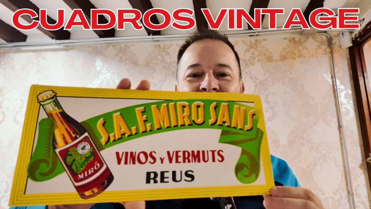 Lisard muestra una lámina vintage de vinos y vermuts