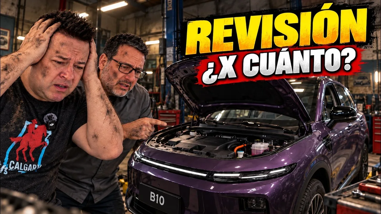 Lisard y Víctor junto a un Leapmotor B10 en la miniatura de su primera revisión