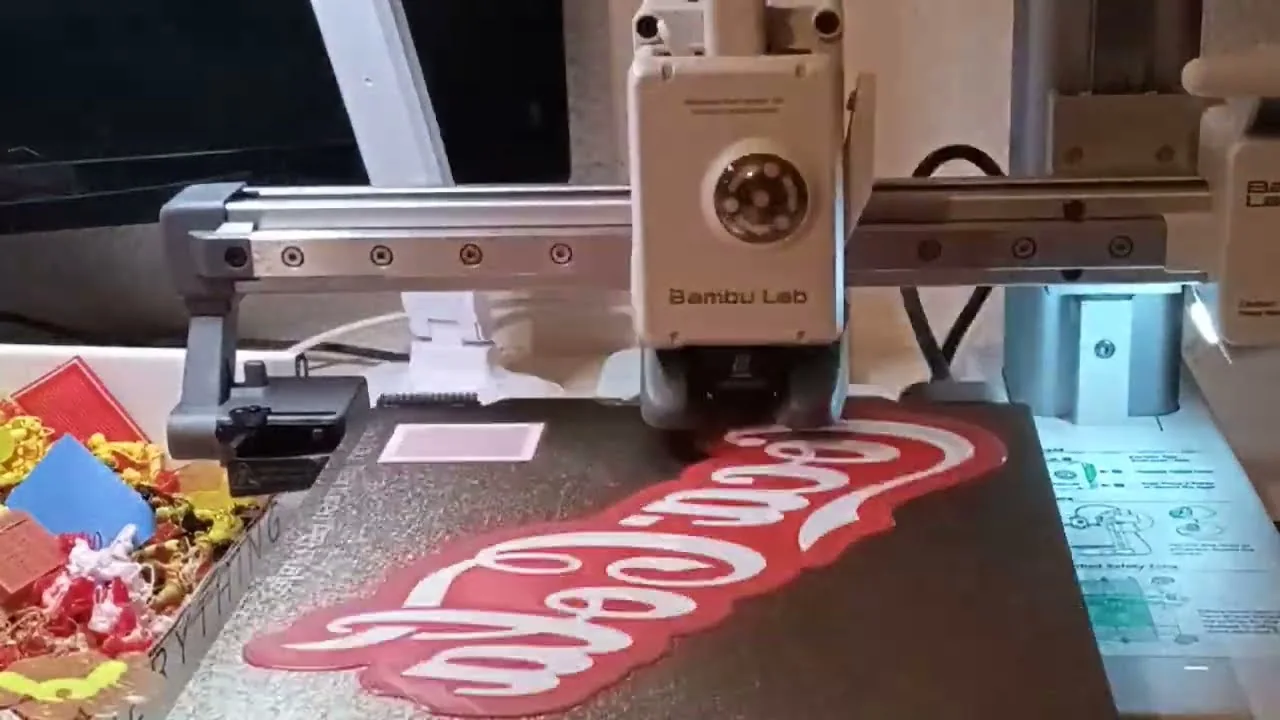 Carcasa roja y blanca de Coca-Cola durante la impresión