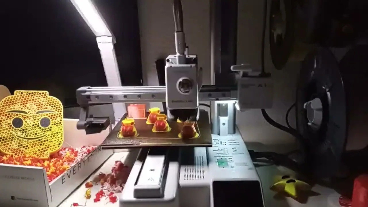 Figuras de Pikachu en varios colores durante su impresión