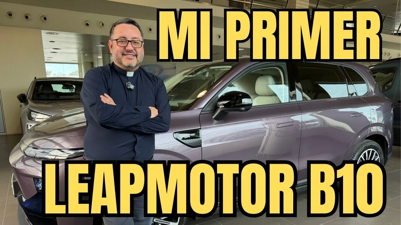 Víctor junto al Leapmotor B10 durante la presentación de su coche